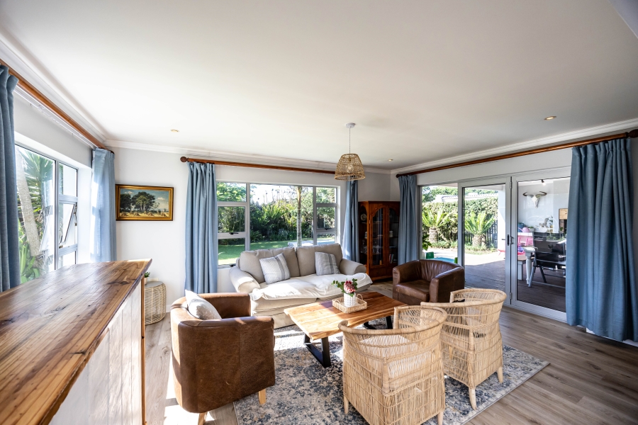 To Let 4 Bedroom Property for Rent in Kidds Beach Eastern Cape